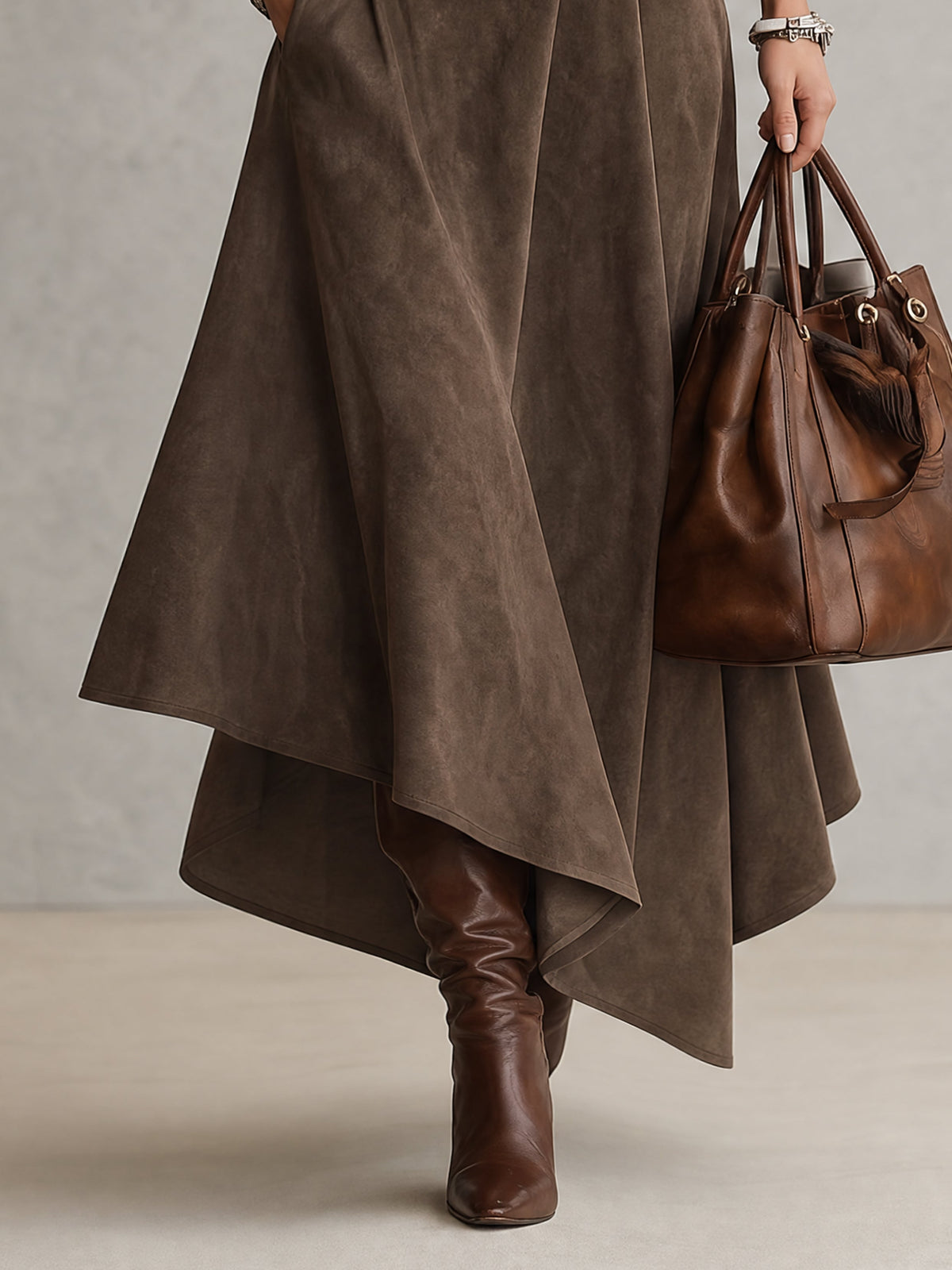 Céleste | Ensemble composé d'un haut à col roulé extensible taupe et d'une jupe asymétrique en daim