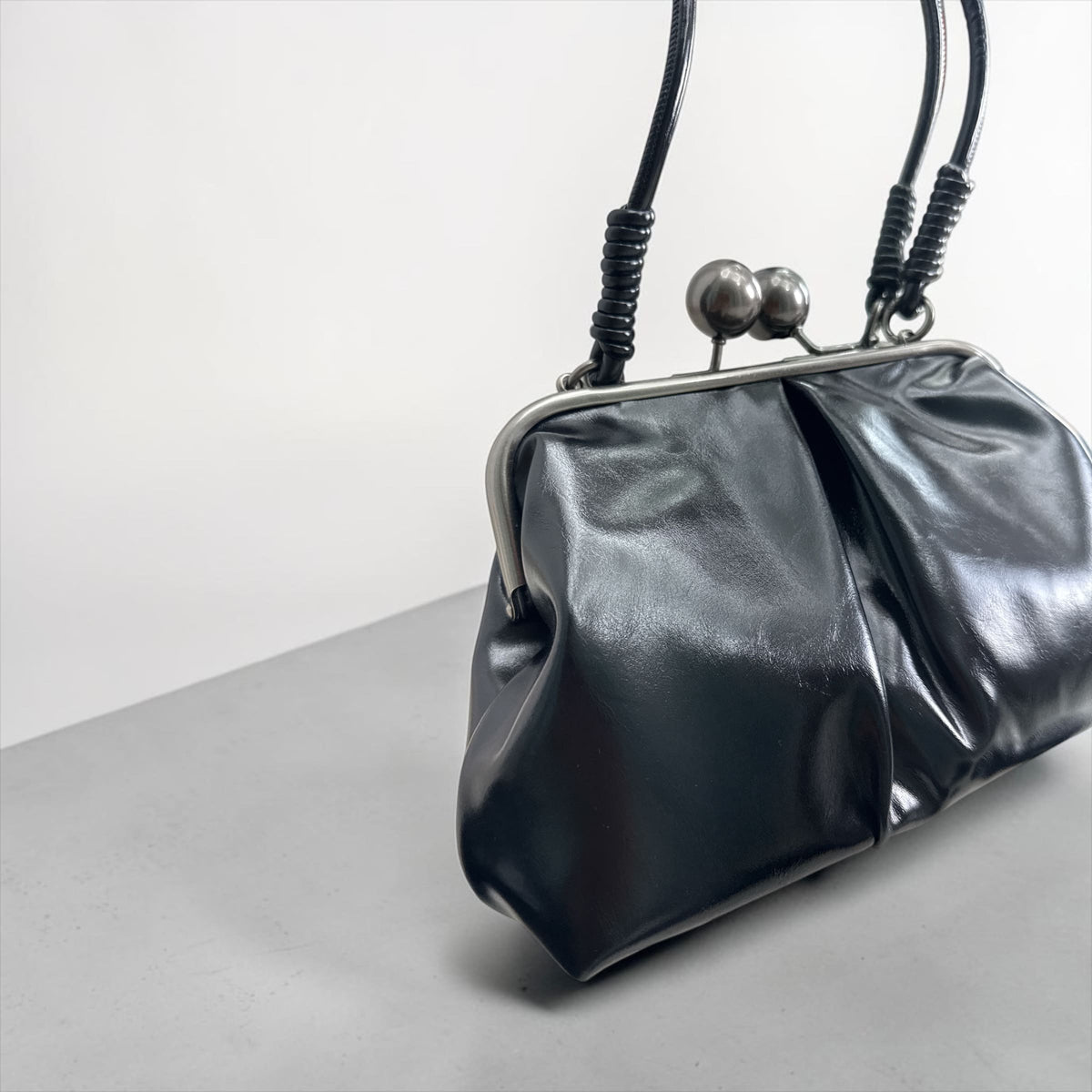 Pochette pour femme en simili cuir semi-brillant avec fermeture à clic-clac vintage et bandoulière