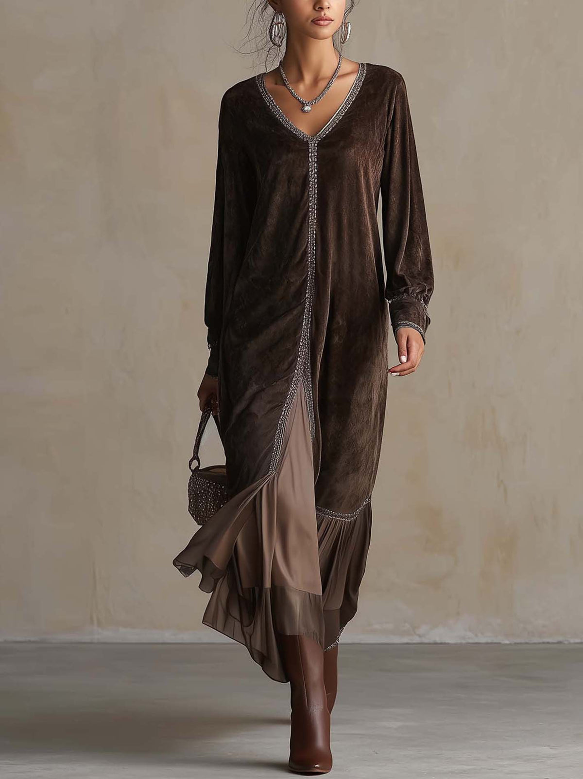 Chloé | Robe midi ample et élégante en velours, avec encolure en V et bordure décorative