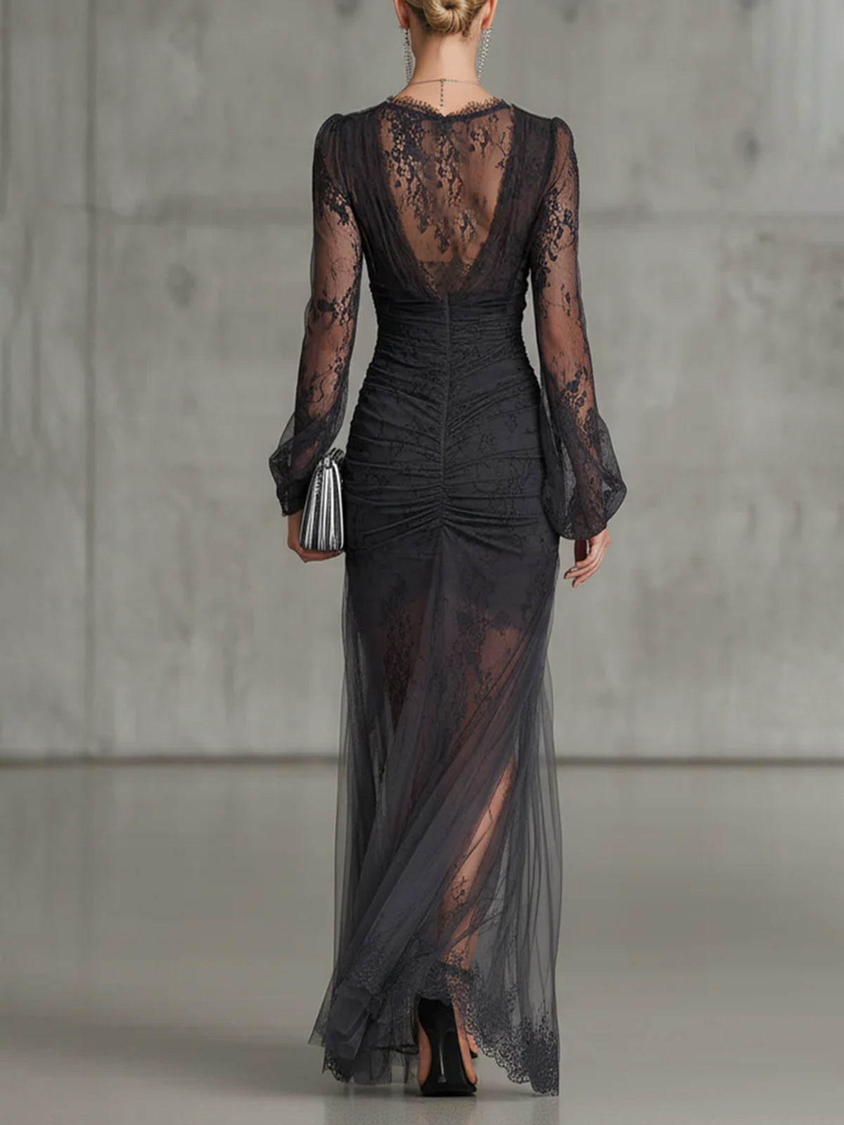 Quintina | Robe longue noire à encolure en V plongeante et fente spectaculaire
