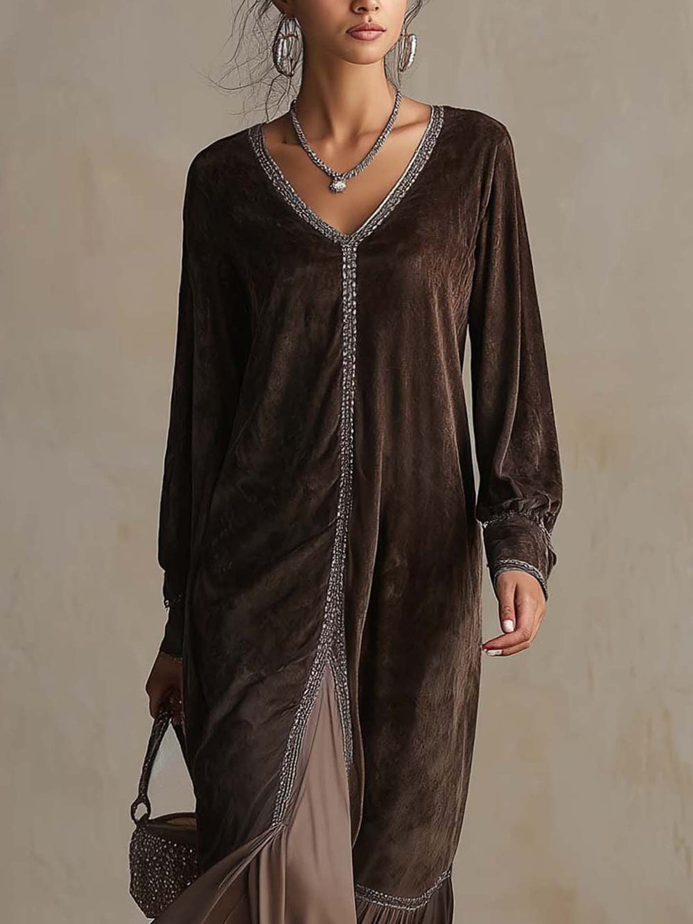 Chloé | Robe midi ample et élégante en velours, avec encolure en V et bordure décorative