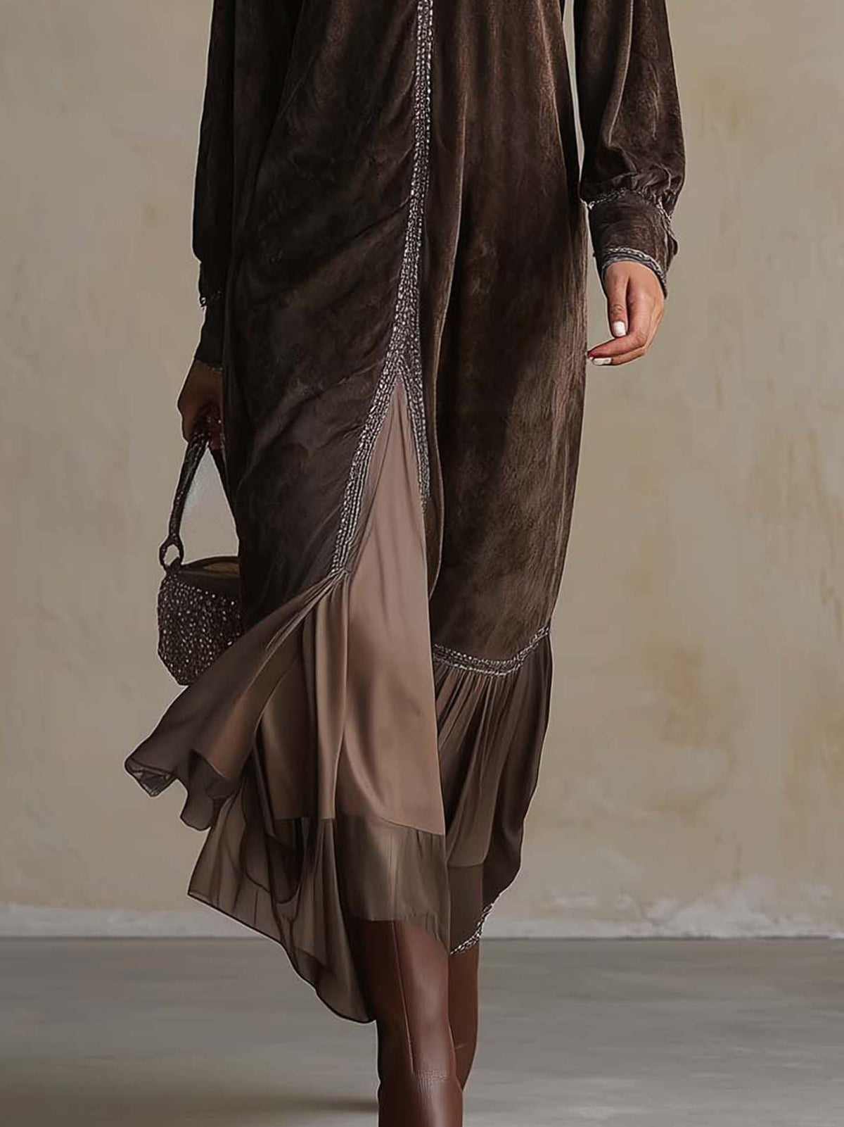 Chloé | Robe midi ample et élégante en velours, avec encolure en V et bordure décorative