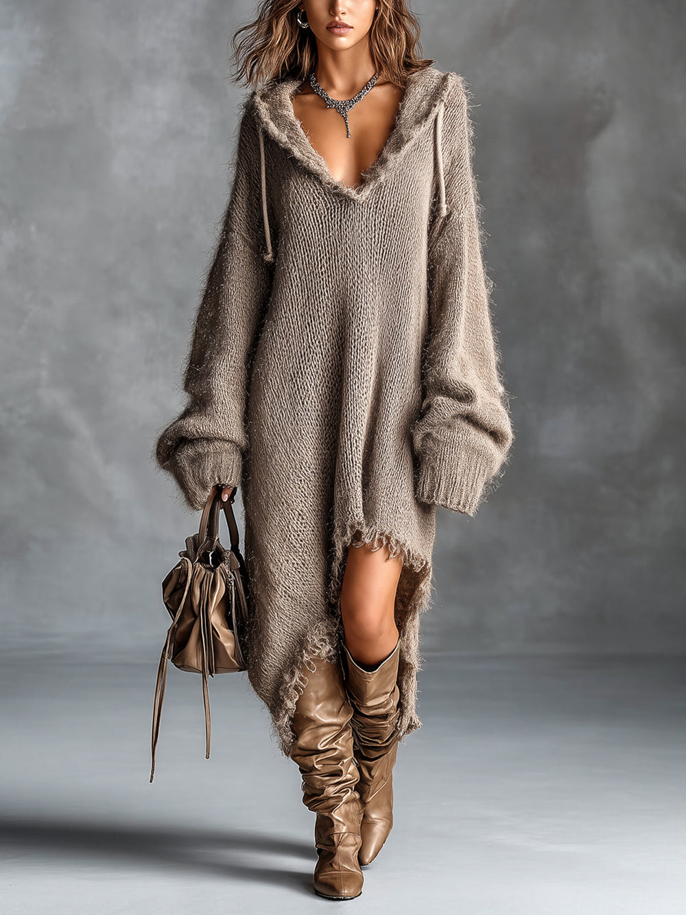 Florelle | Robe midi oversize, en maille douce, avec capuche, manches longues, ourlet asymétrique et bords non finis