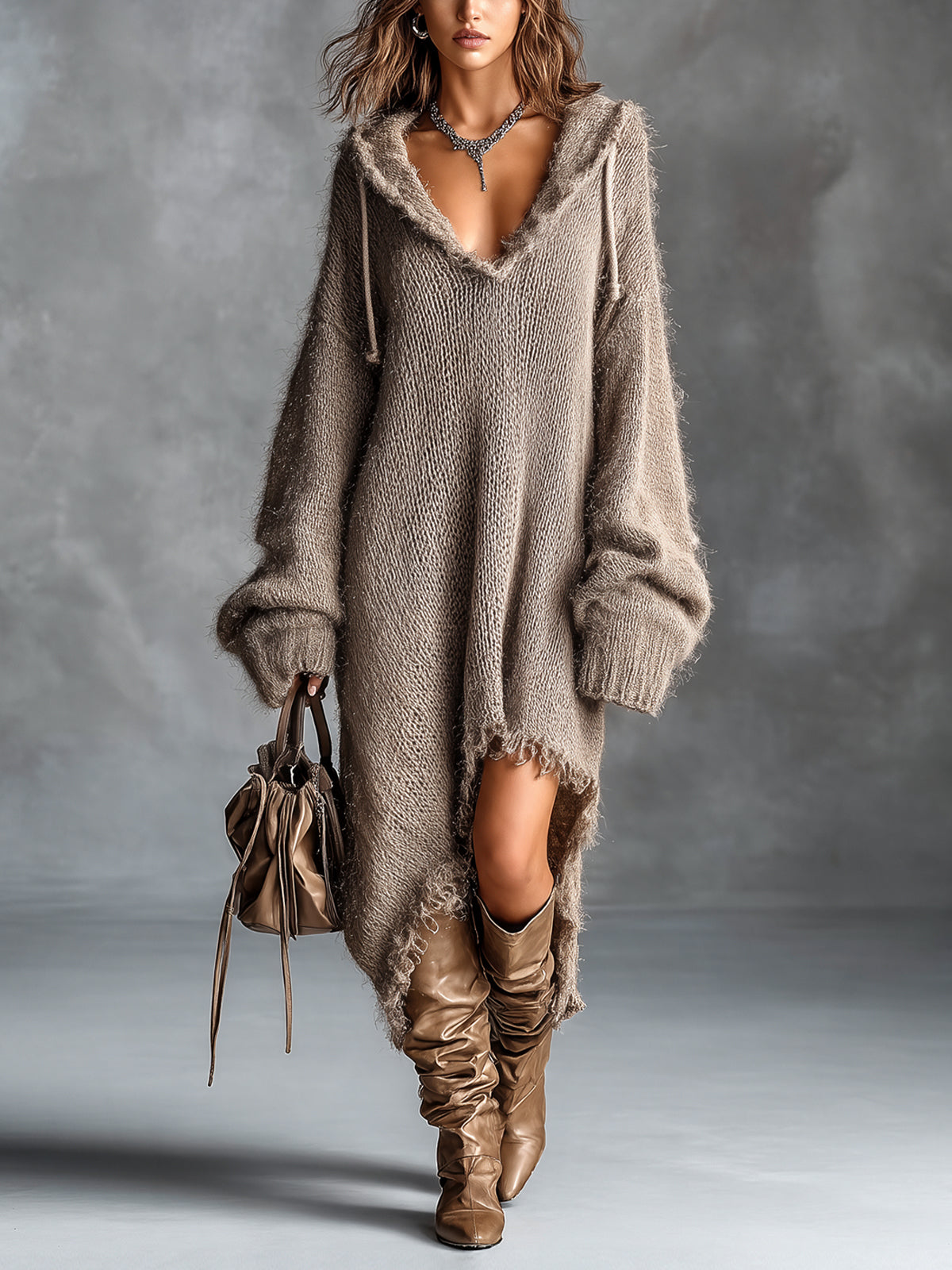 Florelle | Robe midi oversize, en maille douce, avec capuche, manches longues, ourlet asymétrique et bords non finis