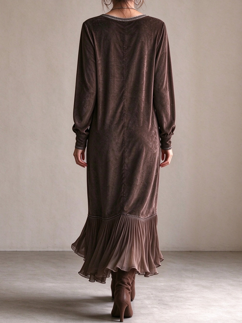 Chloé | Robe midi ample et élégante en velours, avec encolure en V et bordure décorative