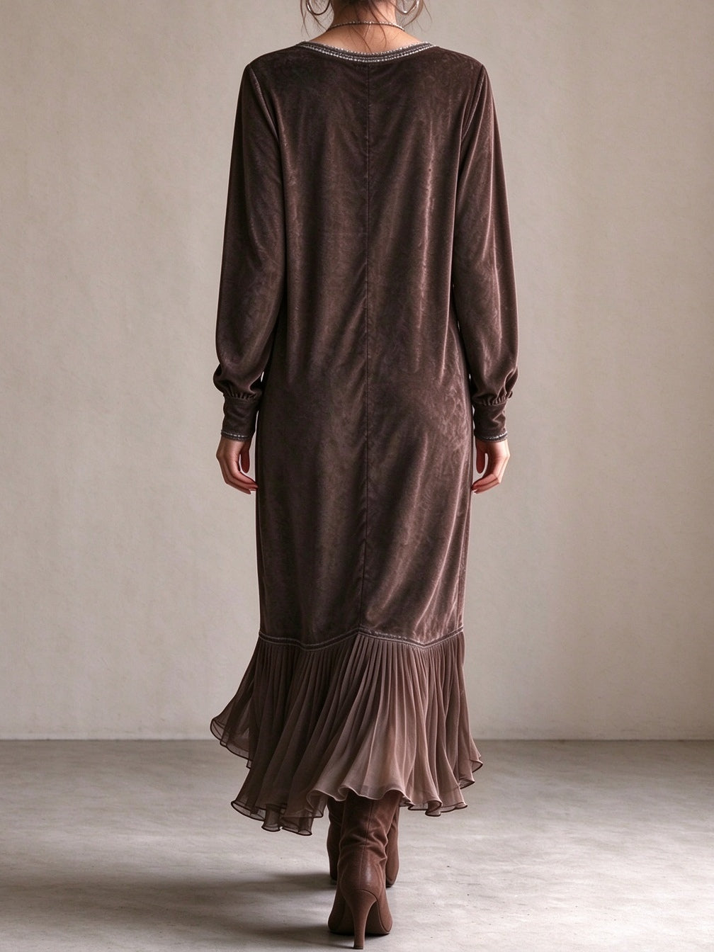 Chloé | Robe midi ample et élégante en velours, avec encolure en V et bordure décorative