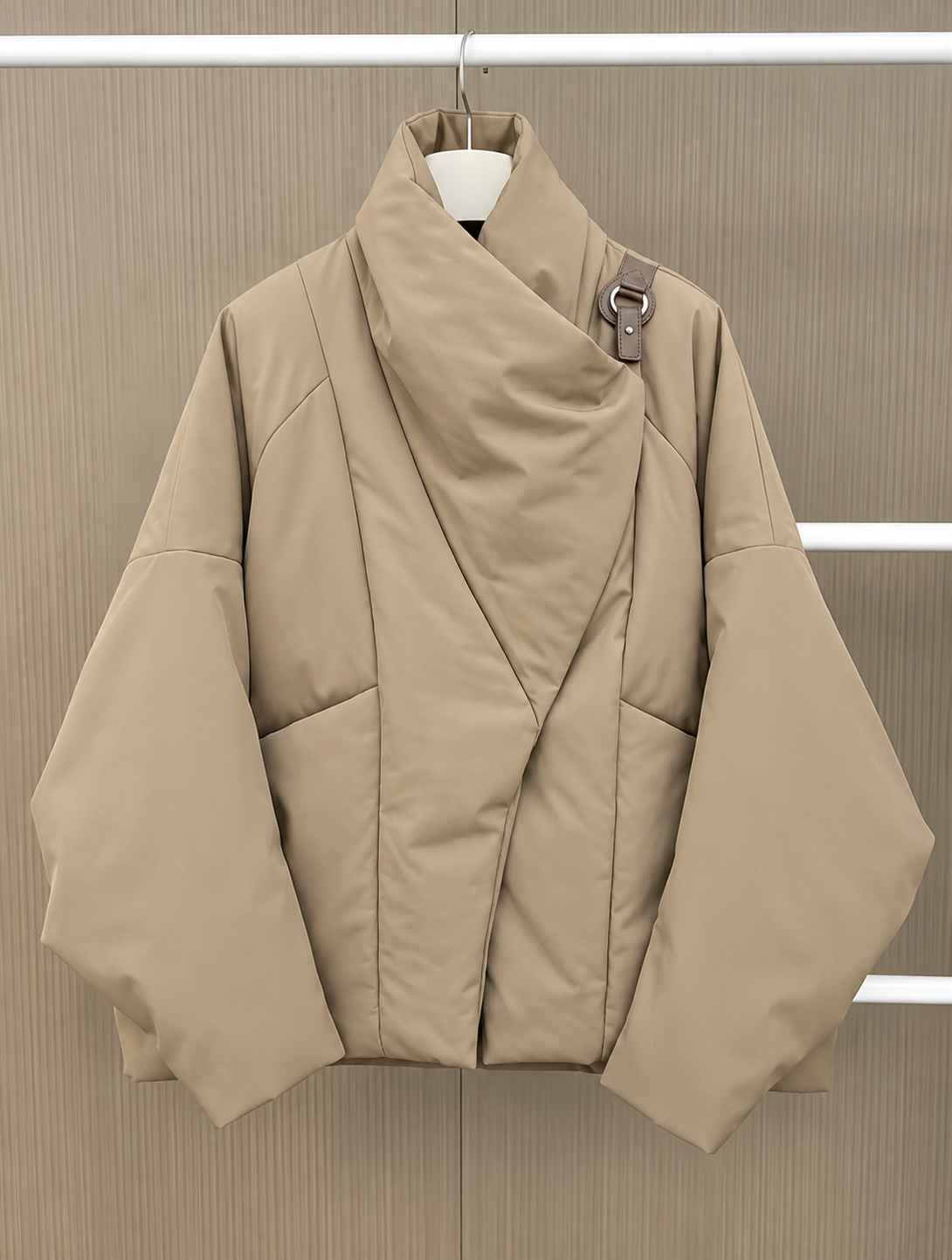 Gisèle | Doudoune asymétrique drapée au style contemporain