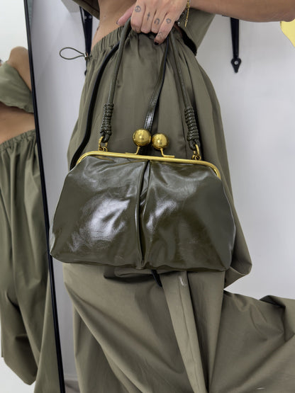Pochette pour femme en simili cuir semi-brillant avec fermeture à clic-clac vintage et bandoulière