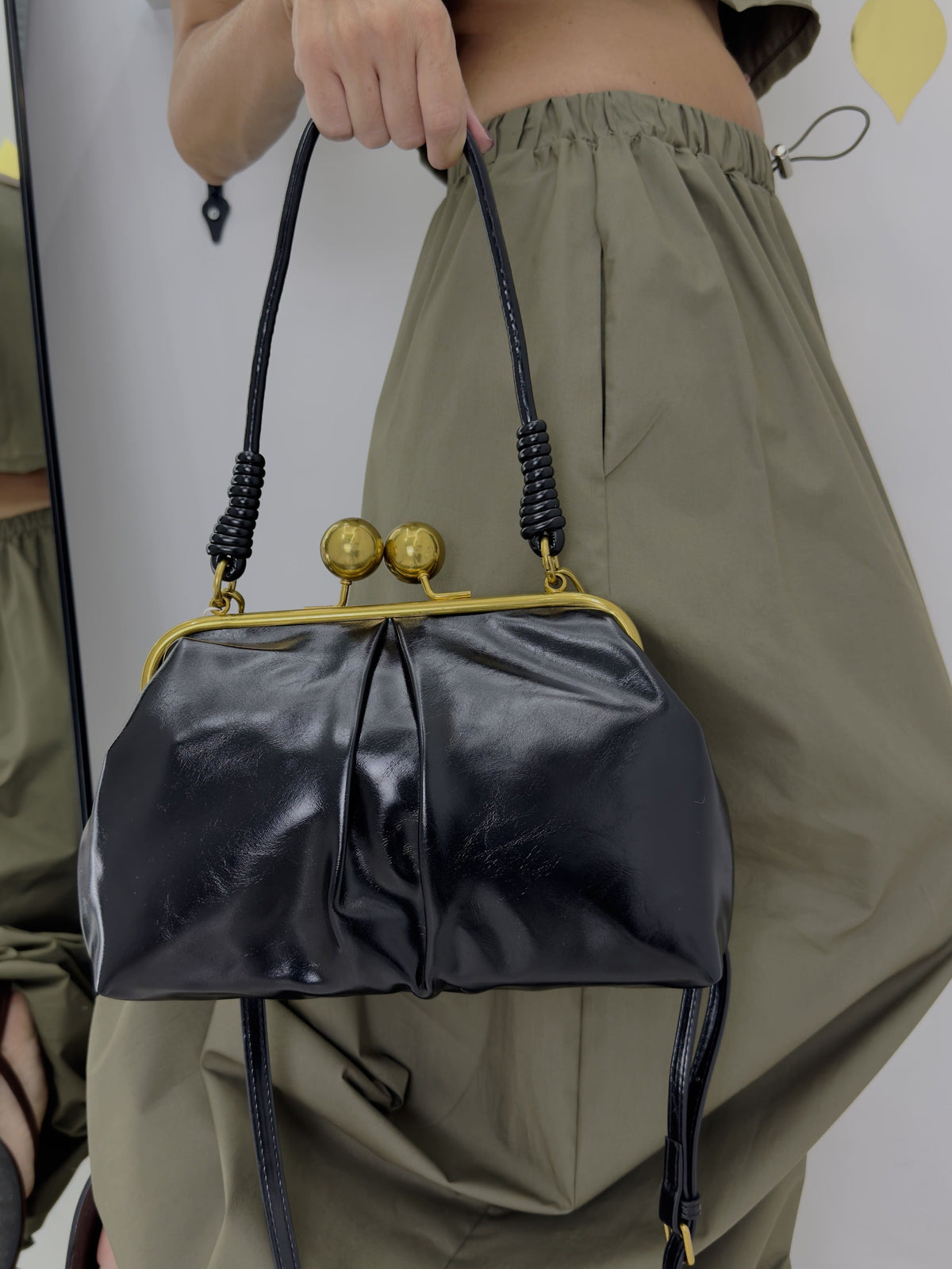 Pochette pour femme en simili cuir semi-brillant avec fermeture à clic-clac vintage et bandoulière