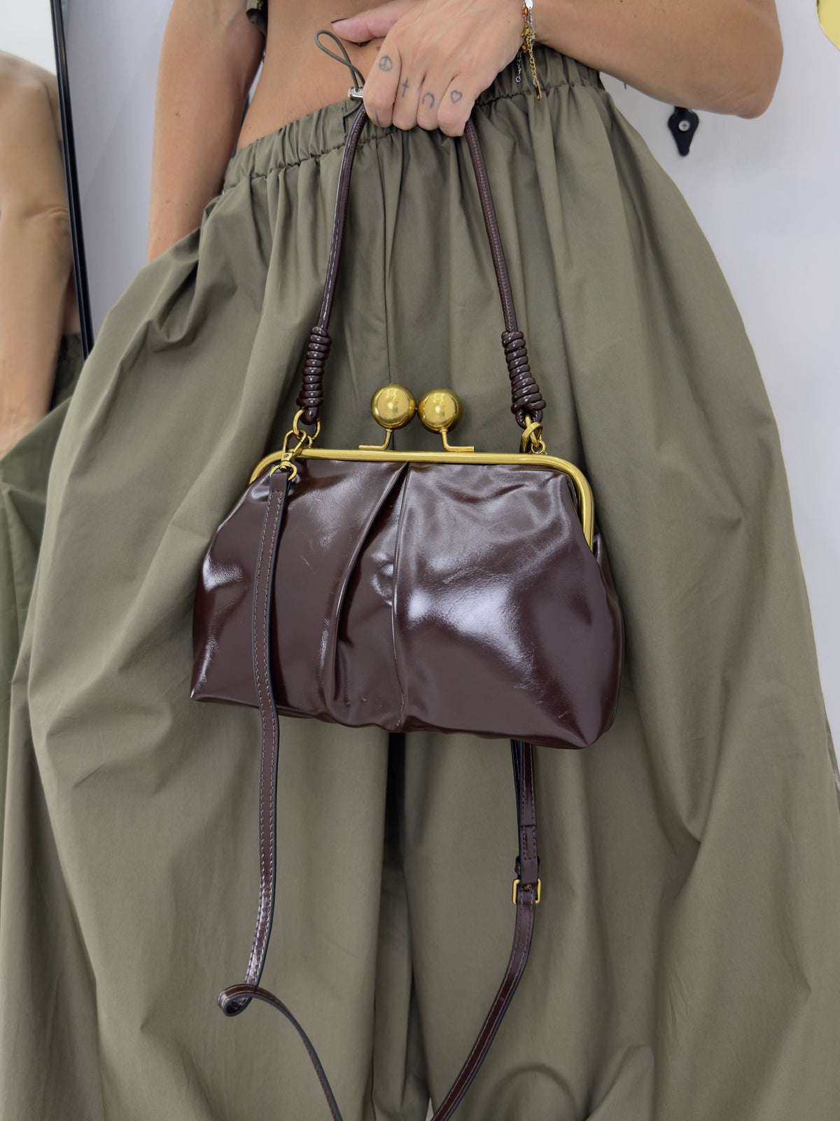 Pochette pour femme en simili cuir semi-brillant avec fermeture à clic-clac vintage et bandoulière