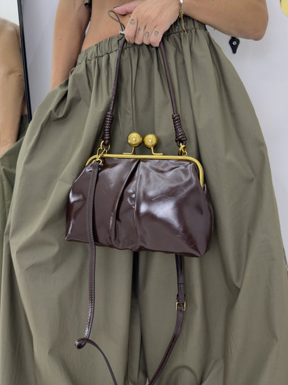 Pochette pour femme en simili cuir semi-brillant avec fermeture à clic-clac vintage et bandoulière