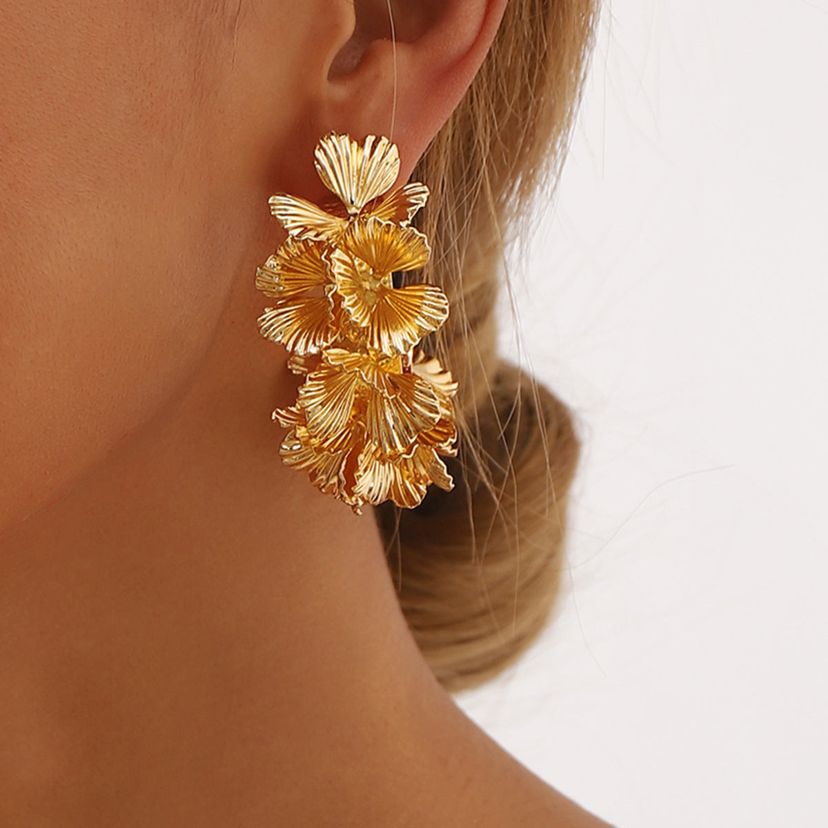 Dara | Boucles d'oreilles en C motif floral