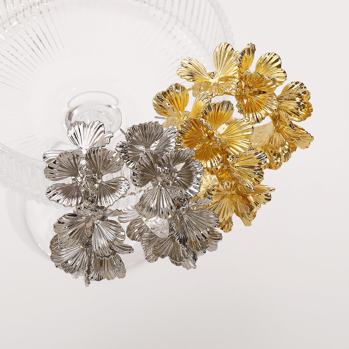 Dara | Boucles d'oreilles en C motif floral