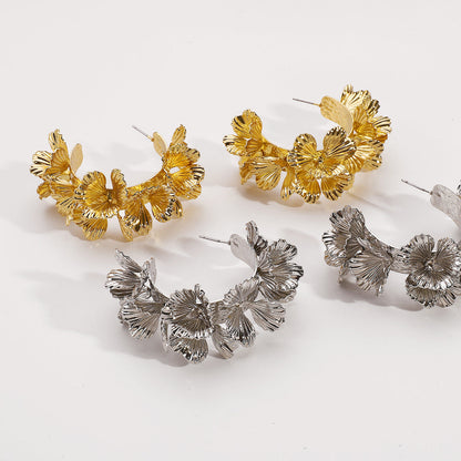 Dara | Boucles d'oreilles en C motif floral
