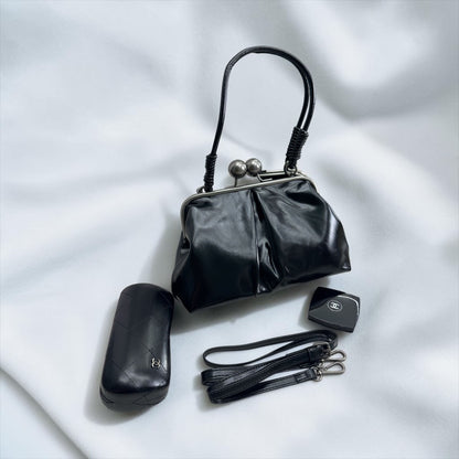 Pochette pour femme en simili cuir semi-brillant avec fermeture à clic-clac vintage et bandoulière