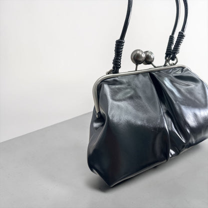 Pochette pour femme en simili cuir semi-brillant avec fermeture à clic-clac vintage et bandoulière