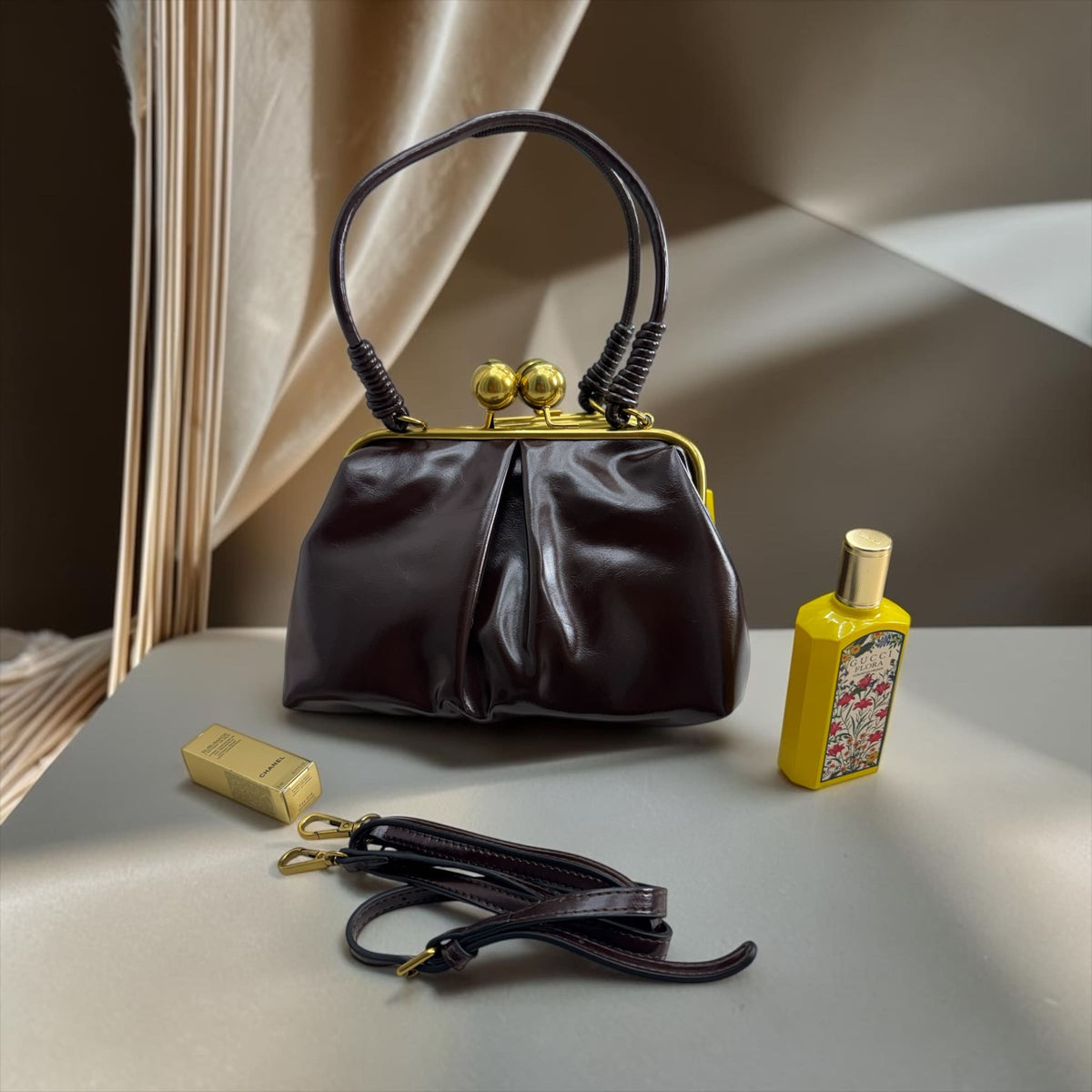 Pochette pour femme en simili cuir semi-brillant avec fermeture à clic-clac vintage et bandoulière