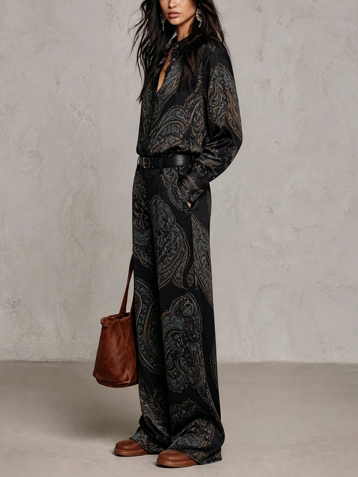 Rosalie | Ensemble composé d'une chemise à manches longues en satin à imprimé Paisley bordeaux-violet et d'un pantalon à jambes larges (avec ceinture)