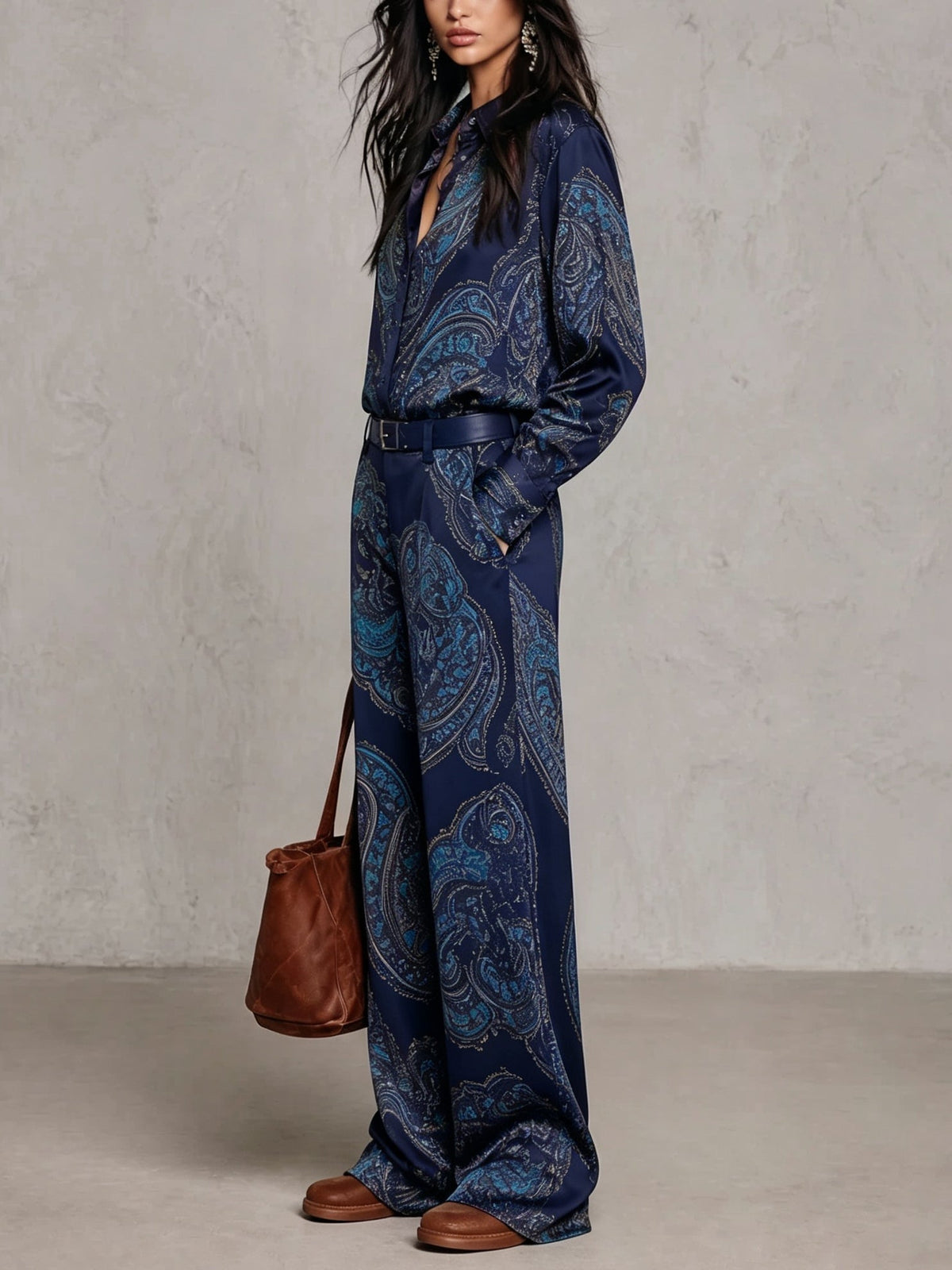 Rosalie | Ensemble composé d'une chemise à manches longues en satin à imprimé Paisley bordeaux-violet et d'un pantalon à jambes larges (avec ceinture)