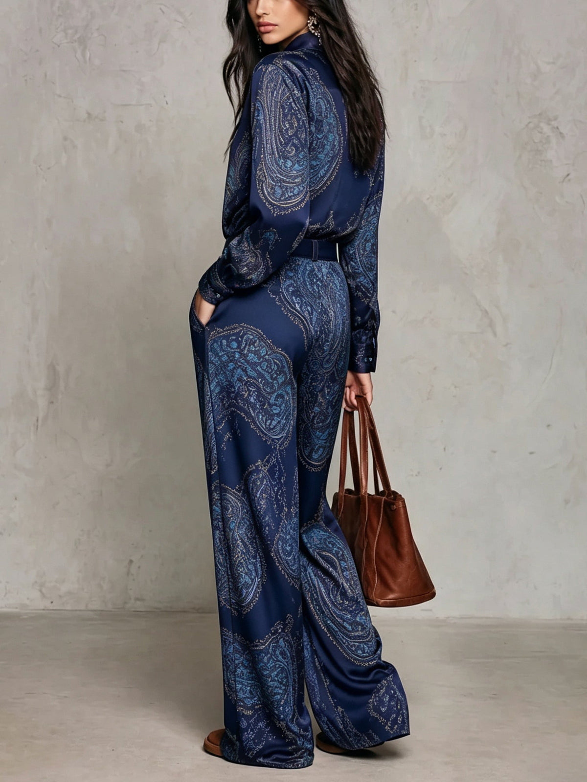 Rosalie | Ensemble composé d'une chemise à manches longues en satin à imprimé Paisley bordeaux-violet et d'un pantalon à jambes larges (avec ceinture)