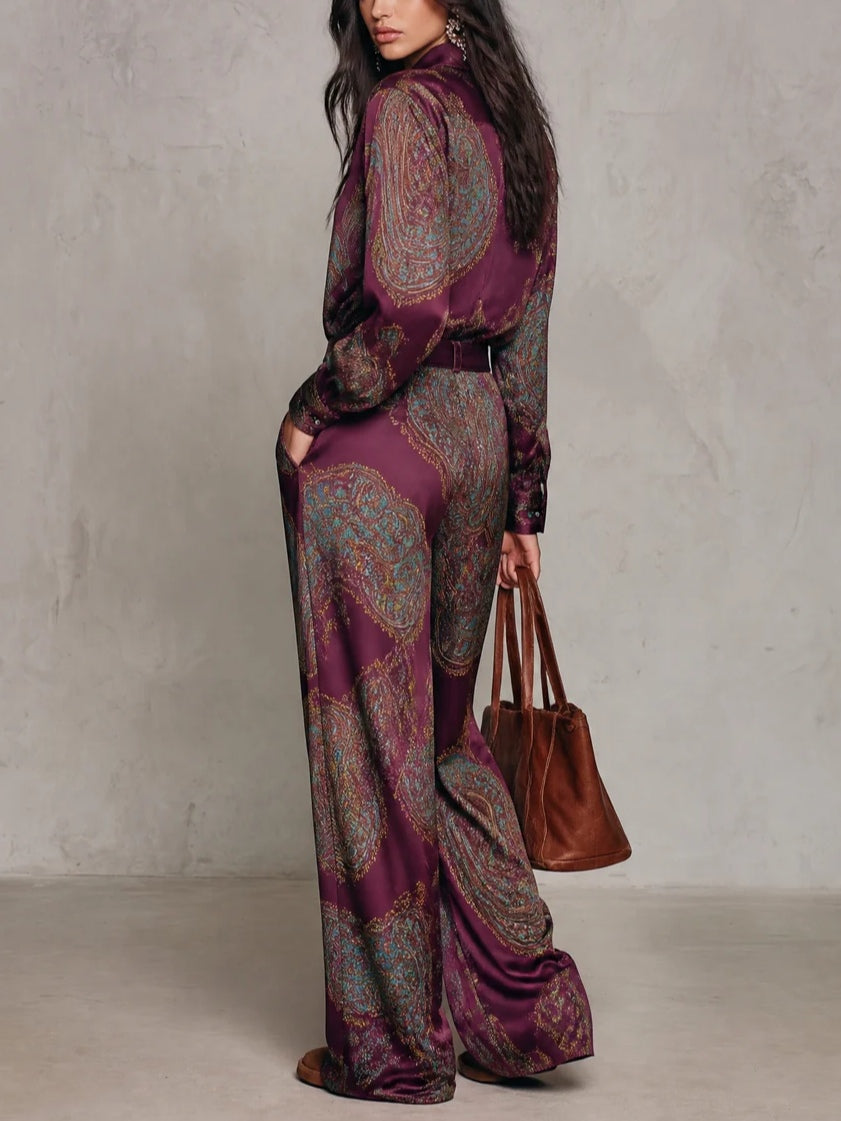 Rosalie | Ensemble composé d'une chemise à manches longues en satin à imprimé Paisley bordeaux-violet et d'un pantalon à jambes larges (avec ceinture)