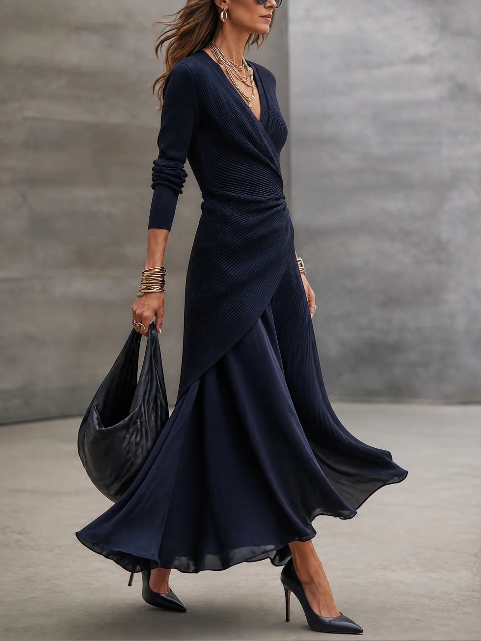 Sabine | Robe longue portefeuille avec jupe en satin, bleu marine