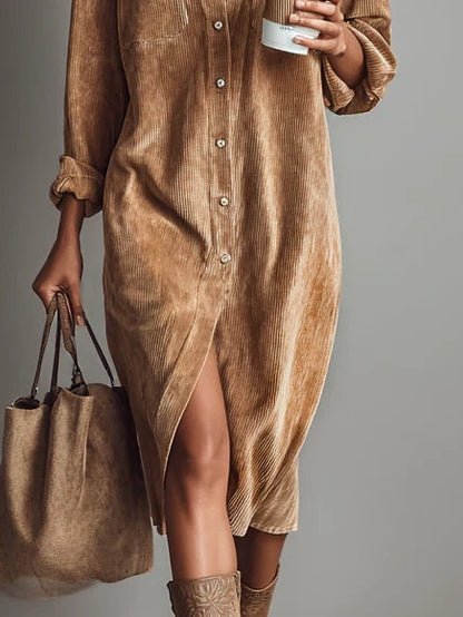 Lise | Robe midi ample en velours côtelé, à double poche poitrine et coupe droite