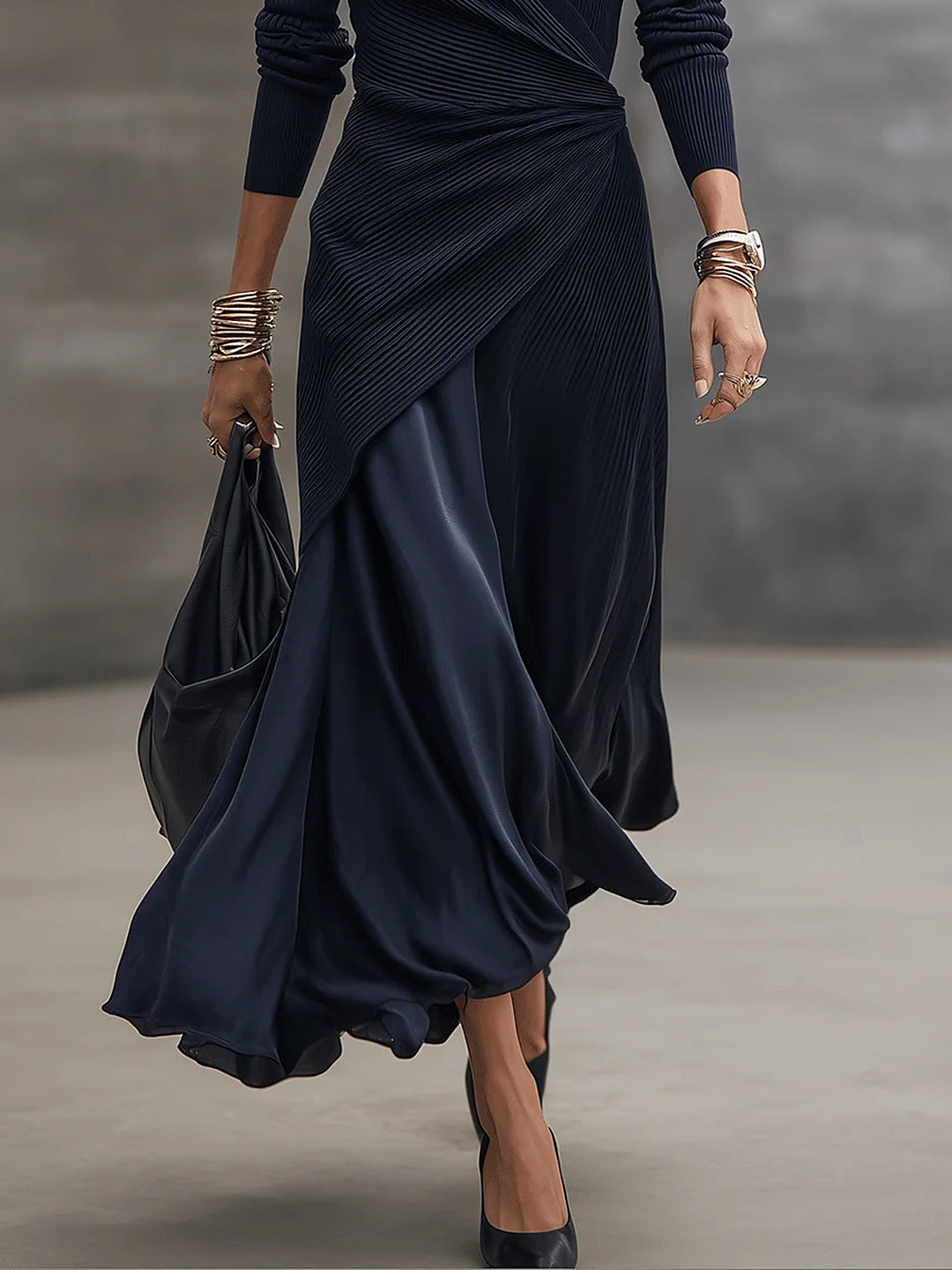 Sabine | Robe longue portefeuille avec jupe en satin, bleu marine